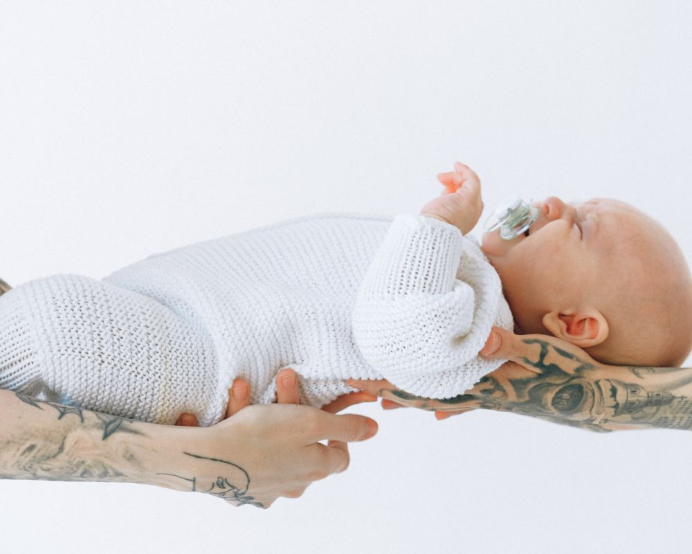 מה עושים עם תינוק שבוכה בלילה?